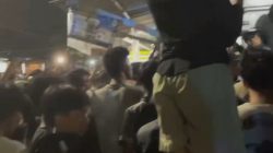 Bekasi - Warga mengerubungi terduga pelaku pencurian gas 3kg di depan SDN Jatisari 1, Kecamatan Jatiasih, Kota Bekasi, pada Rabu (29/7/2026) tengah malam. Foto: Ist/Gobekasi.id.