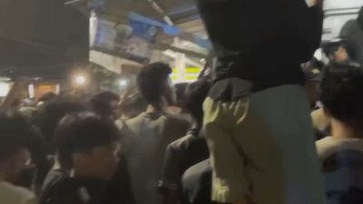 Bekasi - Warga mengerubungi terduga pelaku pencurian gas 3kg di depan SDN Jatisari 1, Kecamatan Jatiasih, Kota Bekasi, pada Rabu (29/7/2026) tengah malam. Foto: Ist/Gobekasi.id.