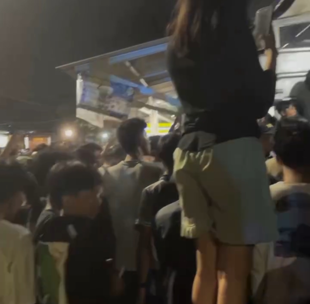 Bekasi - Warga mengerubungi terduga pelaku pencurian gas 3kg di depan SDN Jatisari 1, Kecamatan Jatiasih, Kota Bekasi, pada Rabu (29/7/2026) tengah malam. Foto: Ist/Gobekasi.id.