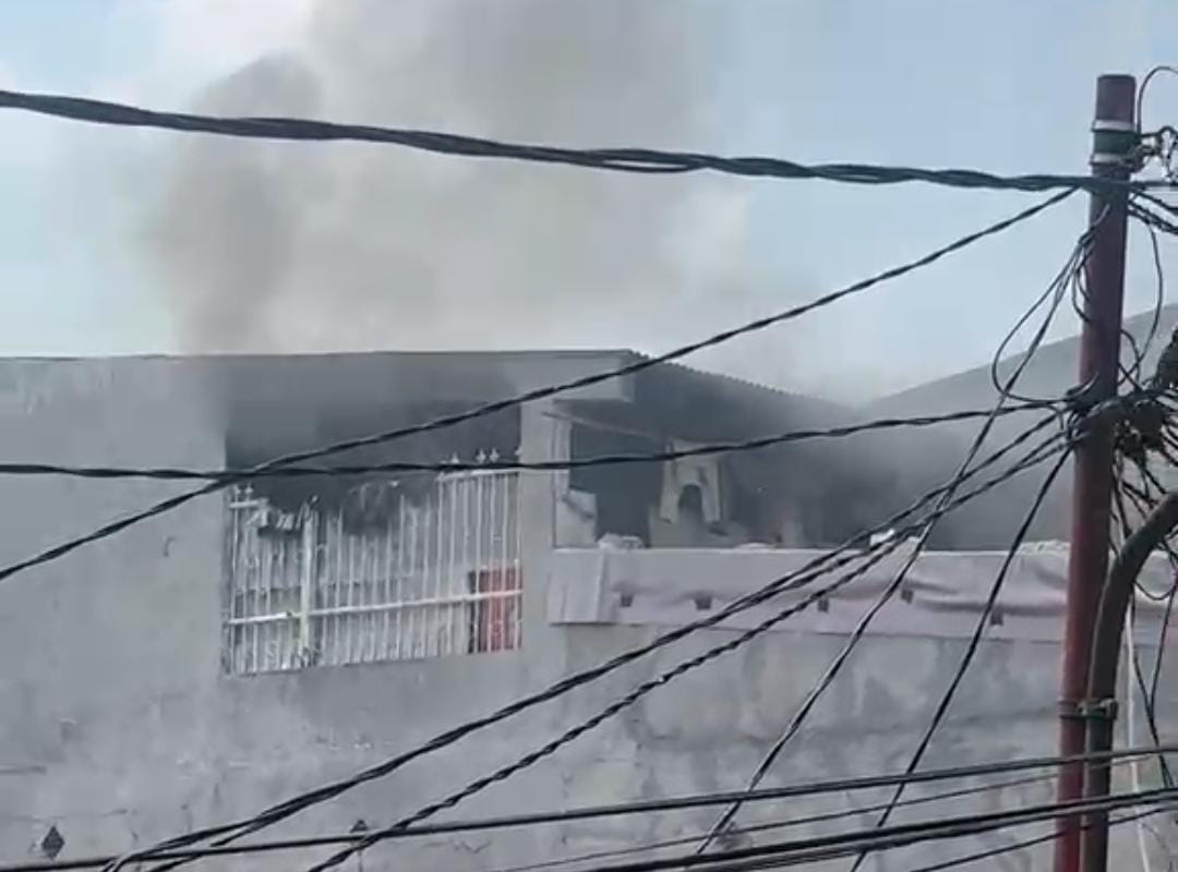 Bekasi - Kebakaran melanda sebuah Indekos di wilayah Kayuringin Jaya, Bekasi Selatan, Kota Bekasi, Kamis (30/7/2026). Foto: Ist/Gobekasi.id.