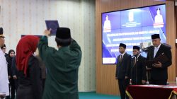 Bekasi - Wali Kota Bekasi Tri Adhianto mengambil sumpah jabatan 4 Pejabat Pimpinan Tinggi Pratama (Eselon II), 13 Pejabat Administrator (Eselon III), dan 7 Pejabat Pengawas (Eselon IV) di Aula Nonon Sonthanie, Balai Kota Bekasi, Kamis (30/7/2026). Foto: Ist/Gobekasi.id.
