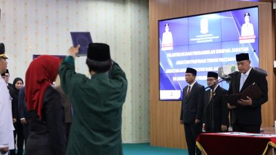 Bekasi - Wali Kota Bekasi Tri Adhianto mengambil sumpah jabatan 4 Pejabat Pimpinan Tinggi Pratama (Eselon II), 13 Pejabat Administrator (Eselon III), dan 7 Pejabat Pengawas (Eselon IV) di Aula Nonon Sonthanie, Balai Kota Bekasi, Kamis (30/7/2026). Foto: Ist/Gobekasi.id.