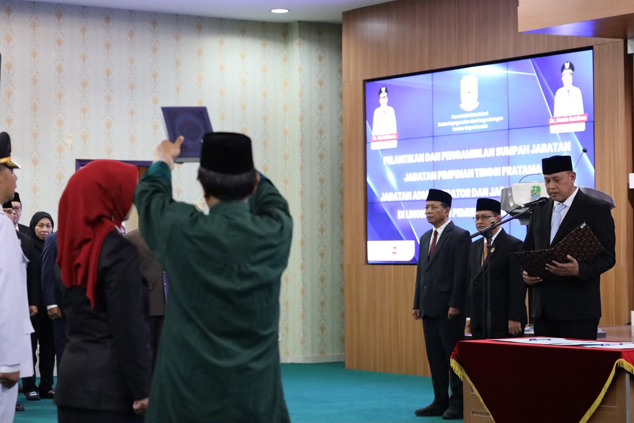 Bekasi - Wali Kota Bekasi Tri Adhianto mengambil sumpah jabatan 4 Pejabat Pimpinan Tinggi Pratama (Eselon II), 13 Pejabat Administrator (Eselon III), dan 7 Pejabat Pengawas (Eselon IV) di Aula Nonon Sonthanie, Balai Kota Bekasi, Kamis (30/7/2026). Foto: Ist/Gobekasi.id.