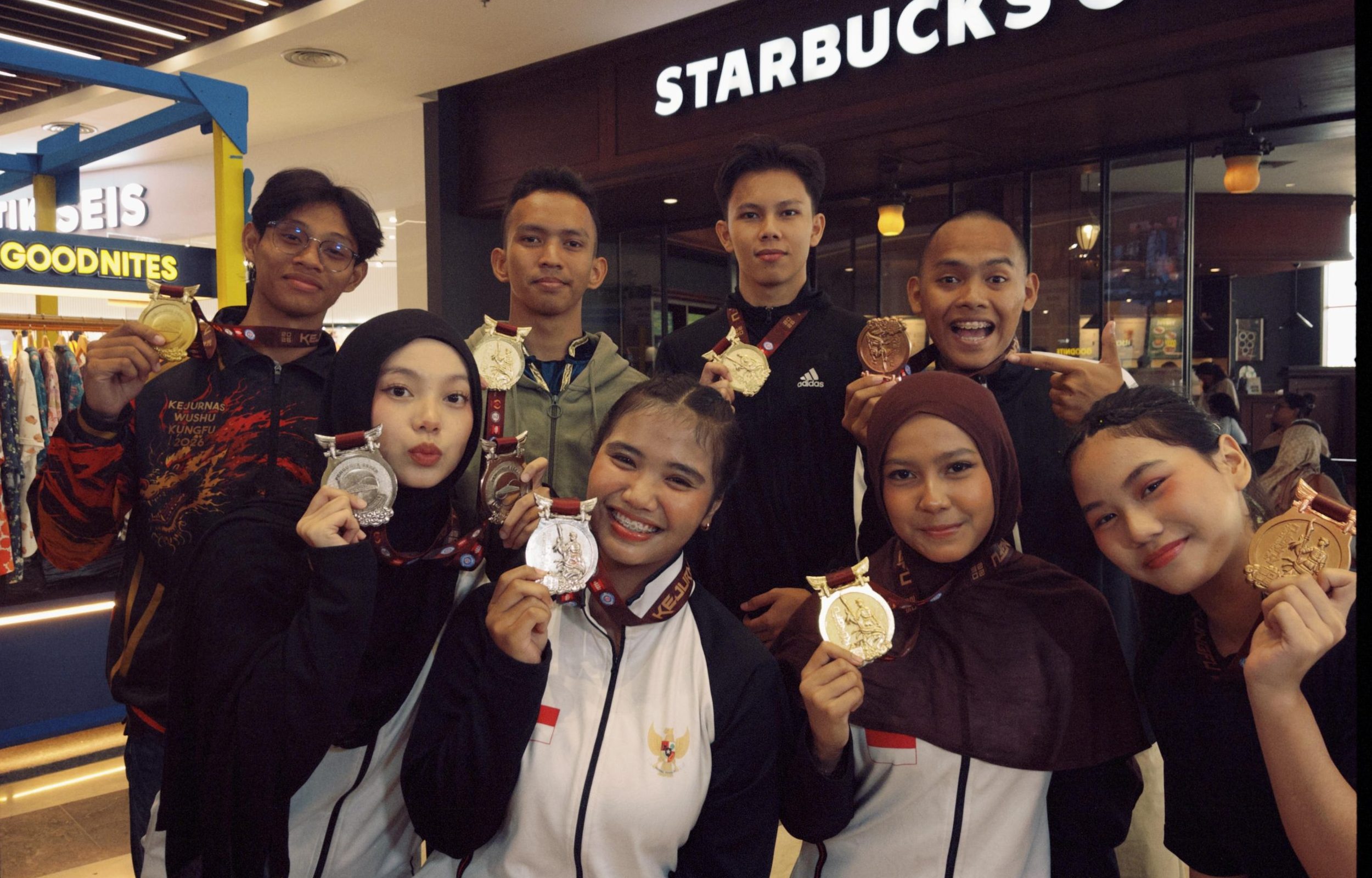 Bekasi - Atlet Wushu Kota Bekasi sukses menunjukkan taji pada Kejuaraan Nasional (Kejurnas) Wushu Kungfu Indonesia 2026 mewakili Pengurus Provinsi (Pengprov) Wushu Jawa Barat. Foto: Ist/Gobekasi.id.