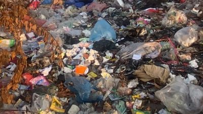 Bekasi - Tumpukan sampah berserakan di wilayah Kebalen, Babelan, Kabupaten Bekasi. Foto: Gobekasi.id.