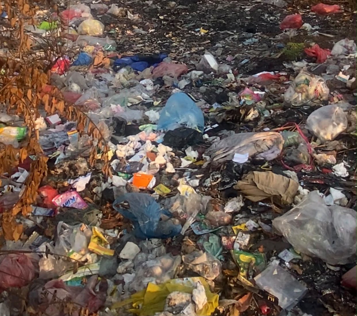 Bekasi - Tumpukan sampah berserakan di wilayah Kebalen, Babelan, Kabupaten Bekasi. Foto: Gobekasi.id.