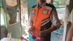 Bekasi - Oknum Dishub Kota Bekasi yang berada di simpang Kartini (Pos Poncol) didiga melakukan pungli jutaan rupiah kepada para sopir truk. Foto: Tangkapan layar video TikTok joniarnewspekankabirojkt