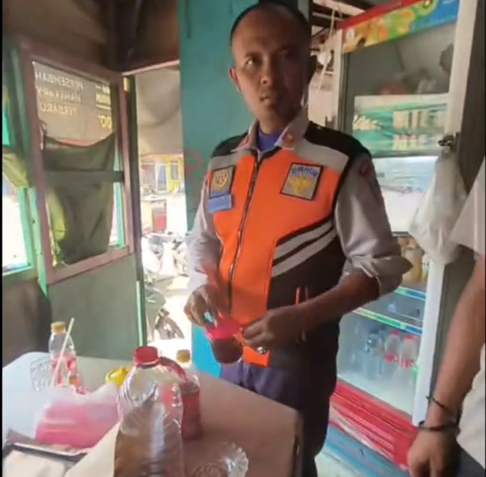 Bekasi - Oknum Dishub Kota Bekasi yang berada di simpang Kartini (Pos Poncol) didiga melakukan pungli jutaan rupiah kepada para sopir truk. Foto: Tangkapan layar video TikTok joniarnewspekankabirojkt