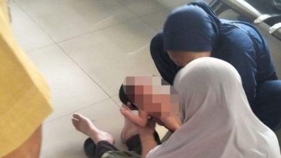 Bekasi - Bayi yang ditemukan di lahan kosong Tambun Selatan mendapat penanganan dari tenaga kesehatan. Foto: Ist/Gobekasi.id.