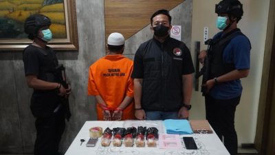 Bekasi - Ditresnarkoba Polda Metro Jaya meringkus pemuda pengedar sabu berinisial DS (26). Foto: Ist/Gobekasi.id.