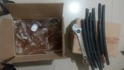 Bekasi - Barang bukti yang di sita polisi dari tangan pelaku pencurian minyak goreng dan kabel di Cikarang. Foto: Ist/Gobekasi.id.