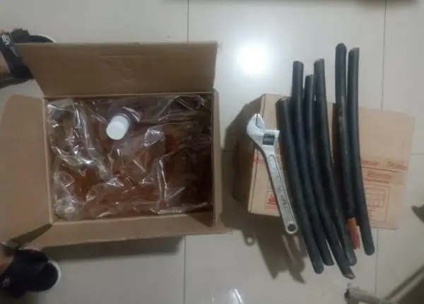 Bekasi - Barang bukti yang di sita polisi dari tangan pelaku pencurian minyak goreng dan kabel di Cikarang. Foto: Ist/Gobekasi.id.