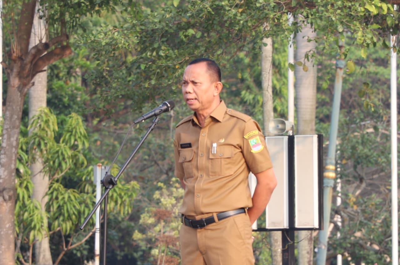 Bekasi - Sekretaris Daerah Kabupaten Bekasi, Endin Samsudin memimpin apel pagi bagi seluruh ASN dilingkungan Pemerintah Kabupaten Bekasi di Plaza Pemkab Bekasi Cikarang Pusat. Foto: Ist/Gobekasi.id.