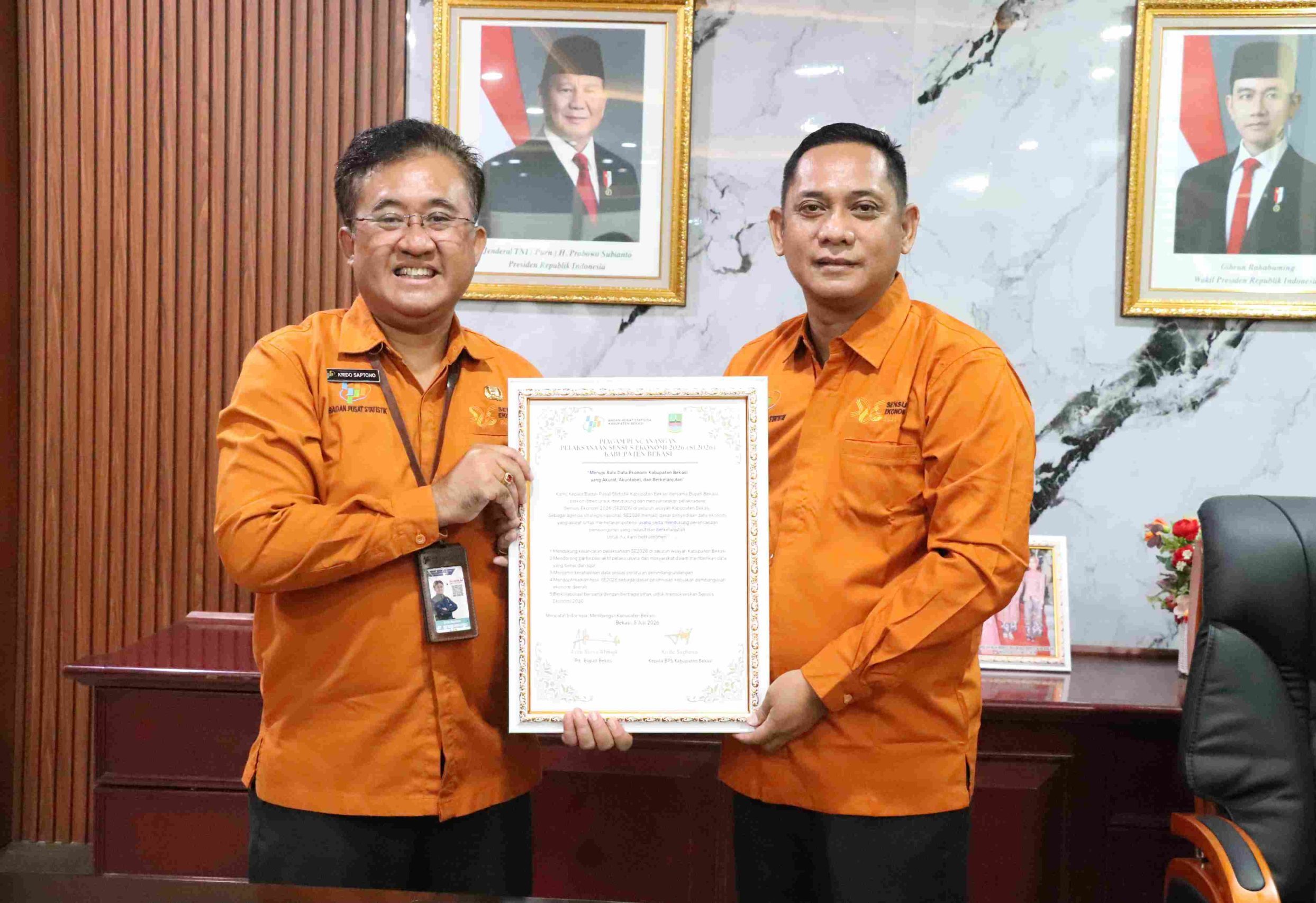 Bekasi - Plt Bupati Bekasi Asep Surya Atmaja bersama Kepala Badan Pusat Statistik (BPS) Kabupaten Bekasi, Krido Saptono saat pencanangan Sensus Ekonomi (SE) tahun 2026 di Gedung Bupati Bekasi, Rabu (8/7/2026). Foto: Ist/Gobekasi.id.