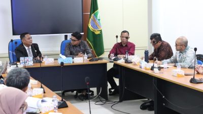 Bekasi - Plt. Bupati Bekasi, Asep Surya Atmaja didampingi Sekretaris Daerah Endin Samsudin serta para Asisten Daerah melakukan Rapat Koordinasi PSEL dengan Danantara di Ruang Rapat Kerja Plt. Bupati Komplek Pemkab Bekasi Cikarang Pusat, Rabu (22/07/2026). Foto: Ist/Gobekasi.id.