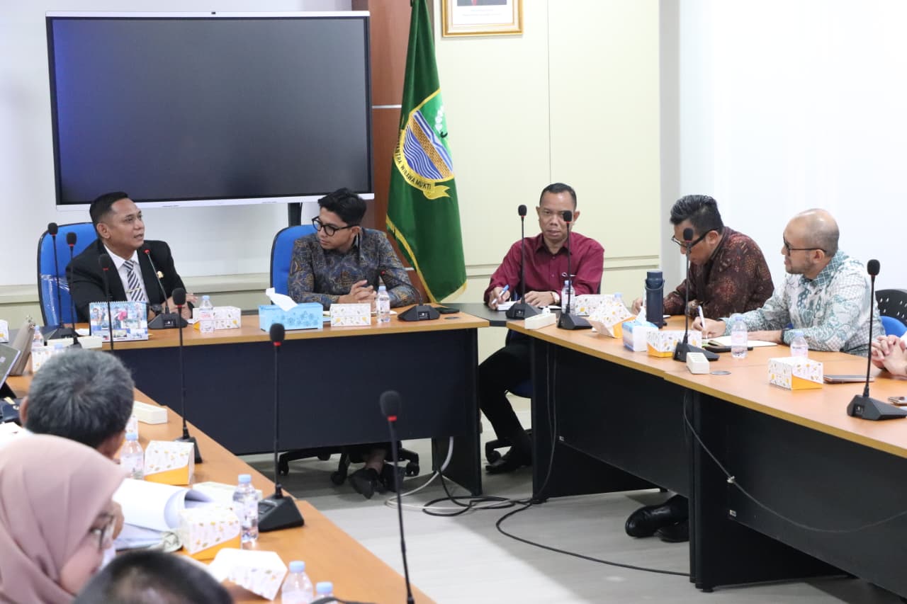 Bekasi - Plt. Bupati Bekasi, Asep Surya Atmaja didampingi Sekretaris Daerah Endin Samsudin serta para Asisten Daerah melakukan Rapat Koordinasi PSEL dengan Danantara di Ruang Rapat Kerja Plt. Bupati Komplek Pemkab Bekasi Cikarang Pusat, Rabu (22/07/2026). Foto: Ist/Gobekasi.id.