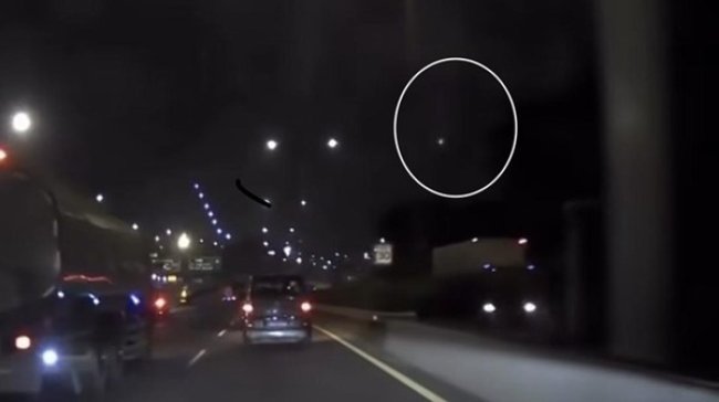 Bekasi - Cahaya dari langit dengan cepat menghiasi Bekasi dan diabadikan oleh warga. Foto: Ist