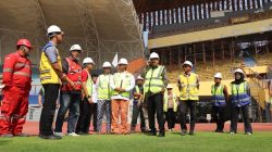Bekasi - Ketua Umum Persaja, Asep Nana Mulyana didampingi Plt Bupati Bekasi Asep Surya Atmaja, Sekretaris Daerah Kabupaten Bekasi Endin Samsudin, serta Kepala Dinas Kebudayaan, Pemuda dan Olahraga Kabupaten Bekasi Iman Nugraha saat meninjau kondisi Stadion Wibawamukti, Jum'at (3/7/2026). Foto: Ist/Gobekasi.id.