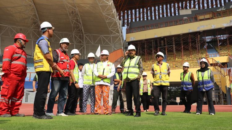 Bekasi - Ketua Umum Persaja, Asep Nana Mulyana didampingi Plt Bupati Bekasi Asep Surya Atmaja, Sekretaris Daerah Kabupaten Bekasi Endin Samsudin, serta Kepala Dinas Kebudayaan, Pemuda dan Olahraga Kabupaten Bekasi Iman Nugraha saat meninjau kondisi Stadion Wibawamukti, Jum'at (3/7/2026). Foto: Ist/Gobekasi.id.