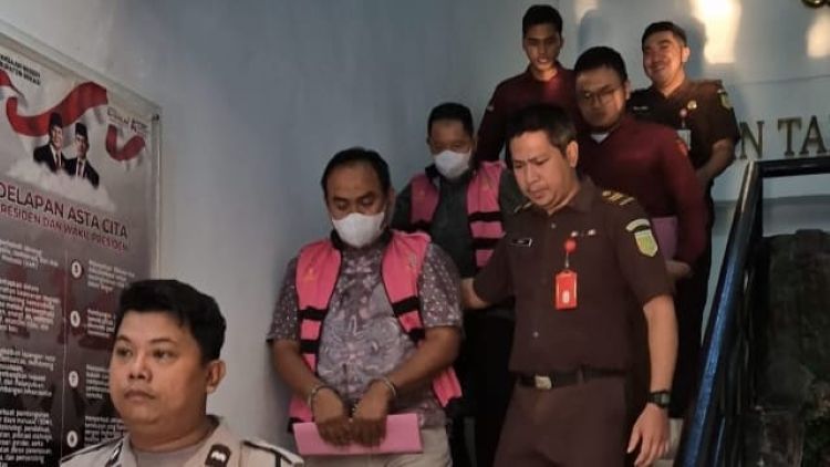 Bekasi - Pejabat Perumda Tirta Bhagasasi mengenakan rompi oranye dengan tangan terborgol karena disangkakan kasus dugaan tindak pidana korupsi pemasangan sambungan langganan air bersih periode 2024–2025 oleh Kejari Kabupaten Bekasi, Kamis (30/7/2026). Foto: Ist/Gobekasi.id.