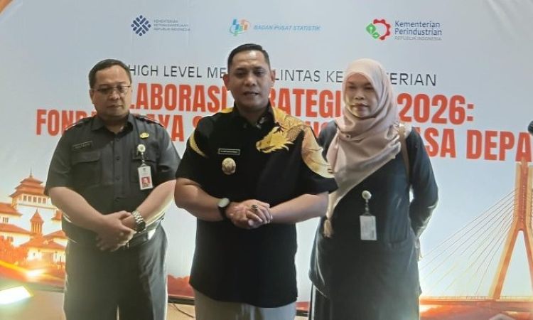 Bekasi - Pelaksana Tugas (Plt) Bupati Bekasi, Asep Surya Atmaja, usai menghadiri High Level Meeting (HLM) Lintas Kementerian yang digelar Badan Pusat Statistik (BPS) Provinsi Jawa Barat. Foto: Ist/Gobekasi.id.