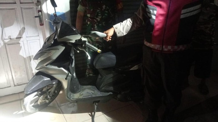 Bekasi - Motor pelaku pencurian tertinggal saat berkasi di Kampung Cilangkara, Desa Cilangkara, serta Kampung Kandang Roda, Desa Sukasari, Kecamatan Serang Baru, kini diamankan oleh polisi. Foto: Ist/Gobekasi.id.
