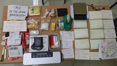 Bekasi - Barang bukti yang disita Polisi dari hasil penangkapan pria di kawasan niaga Jalan Raya Pasar Modern Harapan Indah 2, Desa Pusaka Rakyat, Kecamatan Tarumajaya, Kabupaten Bekasi. Foto: Ist/Gobekasi.id.