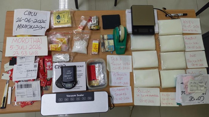 Bekasi - Barang bukti yang disita Polisi dari hasil penangkapan pria di kawasan niaga Jalan Raya Pasar Modern Harapan Indah 2, Desa Pusaka Rakyat, Kecamatan Tarumajaya, Kabupaten Bekasi. Foto: Ist/Gobekasi.id.