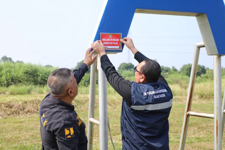 Bekasi - Badan Pendapatan Daerah (Bapenda) Kabupaten Bekasi kini mengintensifkan pendataan dan penertiban objek pajak reklame yang tersebar di wilayah setempat. Foto: Ist/Gobekasi.id.