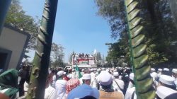 Bekasi - Aliansi umat Islam Forum Ukhuwah Islamiyah (FUKHIS) menggelar aksi unjuk rasa besar-besaran di depan Gedung DPRD Kabupaten Bekasi, Cikarang Pusat, Kamis (9/7/2026). Foto: Ist