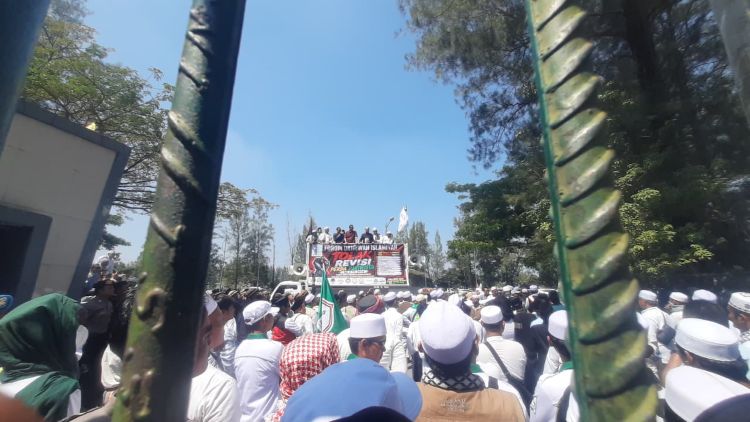 Bekasi - Aliansi umat Islam Forum Ukhuwah Islamiyah (FUKHIS) menggelar aksi unjuk rasa besar-besaran di depan Gedung DPRD Kabupaten Bekasi, Cikarang Pusat, Kamis (9/7/2026). Foto: Ist