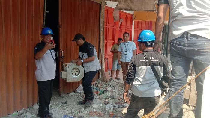 Bekasi - Sebuah rumah toko (ruko) yang diduga kuat menjadi markas penambangan aset kripto (bitcoin) ilegal di kawasan Tambun Selatan, Kabupaten Bekasi, dibongkar paksa. Foto: Ist/Gobekasi.id.