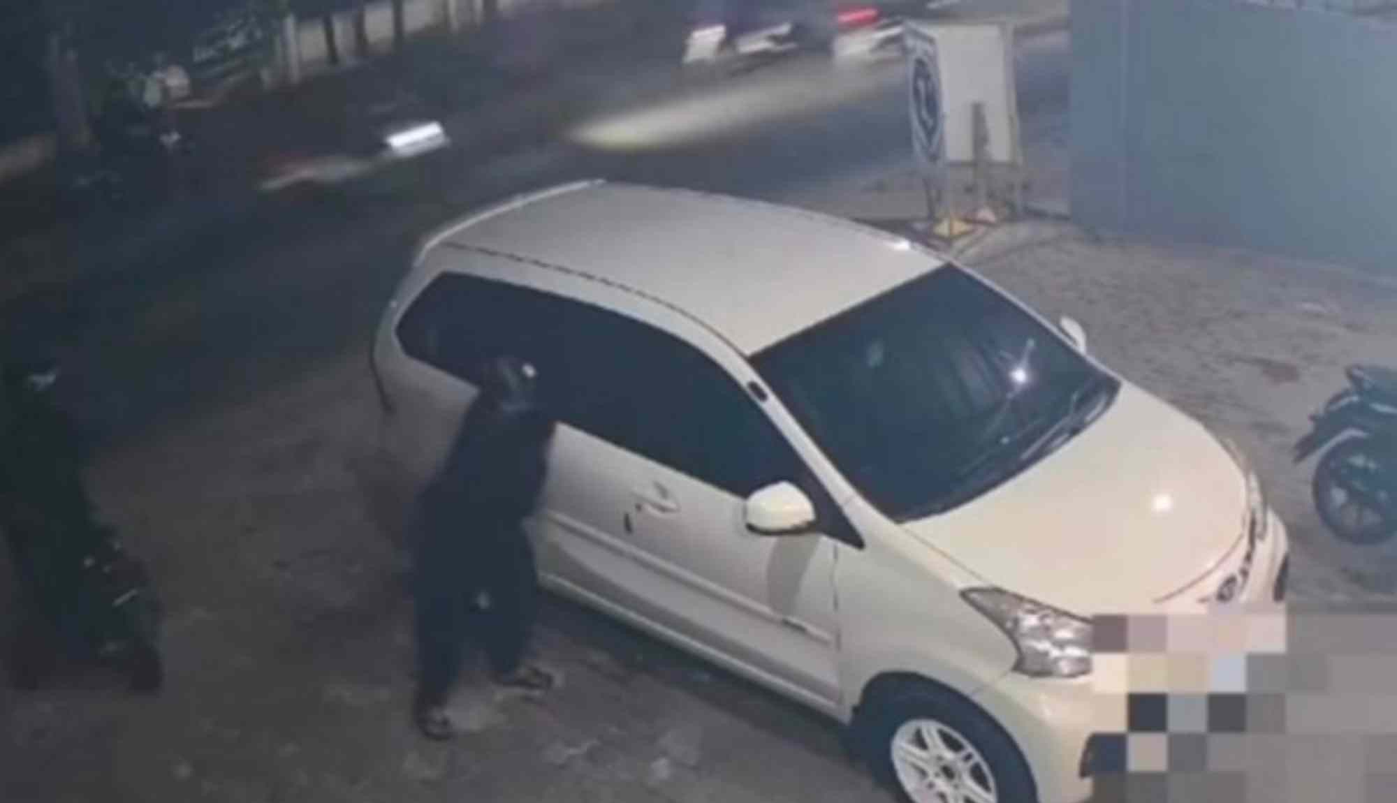Bekasi - Warga asal Ciamis berinisial SP (42) menjadi korban pecah kaca saat memarkirkan kendaraannya di Jalan Setiadarma, Kecamatan Tambun Selatan, Kabupaten Bekasi, Rabu, (15/7/2026). Foto: Ist/Gobekasi.id.