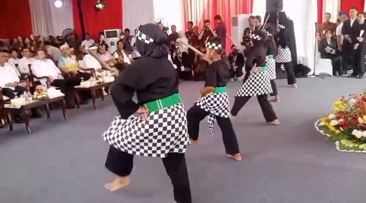 Bekasi - Seni Tari Ujungan saat tampil di hadapan Jaksa Agung RI, ST Burhanuddin di acara Panen Raya Jaksa Mandiri Pangan di Desa Srimahi Kecamatan Tambun Utara, Kabupaten Bekasi. Foto: Ist