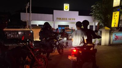 Bekasi - Tim Patroli Batalyon D Pelopor Satuan Brimob Polda Metro Jaya menggiring dua remaja yang hendak balap liar ke Polsek Setu, Kabupaten Bekasi. Foto: Ist/Gobekasi.id.