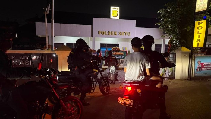 Bekasi - Tim Patroli Batalyon D Pelopor Satuan Brimob Polda Metro Jaya menggiring dua remaja yang hendak balap liar ke Polsek Setu, Kabupaten Bekasi. Foto: Ist/Gobekasi.id.