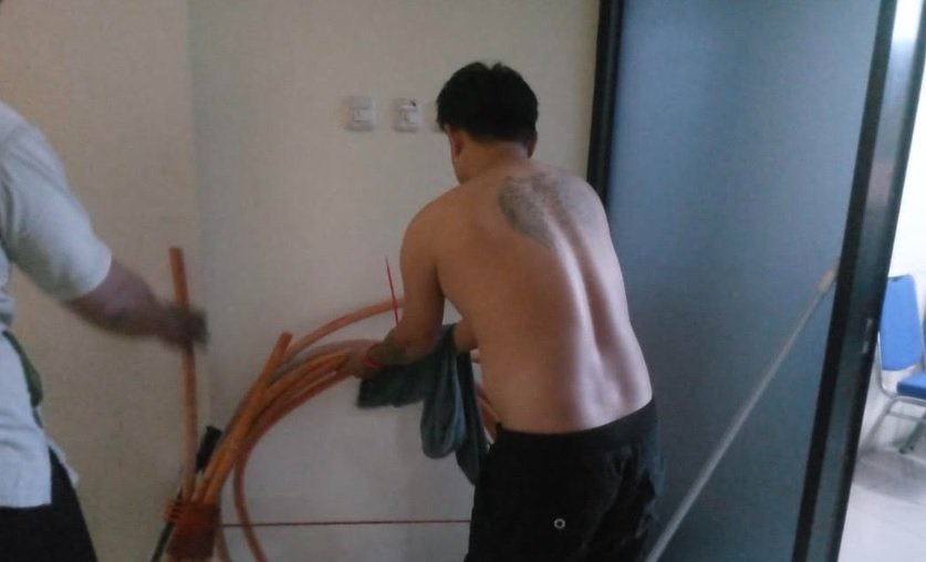 Bekasi - Pencuri kabel senilai ratusan juta yang diamankan petugas. Foto: Ist