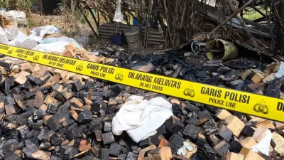 Bekasi - Sesosok jasad pria ditemukan terbakar 100 persen di lahan penyimpanan limbah kayu Jatimulya, Tambun Selatan, Kabupaten Bekasi, Selasa (25/8/2026). Foto: Ist
