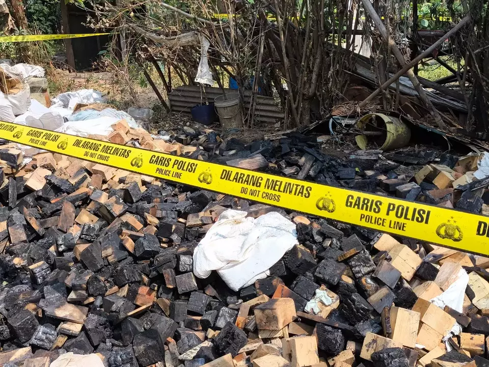 Bekasi - Sesosok jasad pria ditemukan terbakar 100 persen di lahan penyimpanan limbah kayu Jatimulya, Tambun Selatan, Kabupaten Bekasi, Selasa (25/8/2026). Foto: Ist