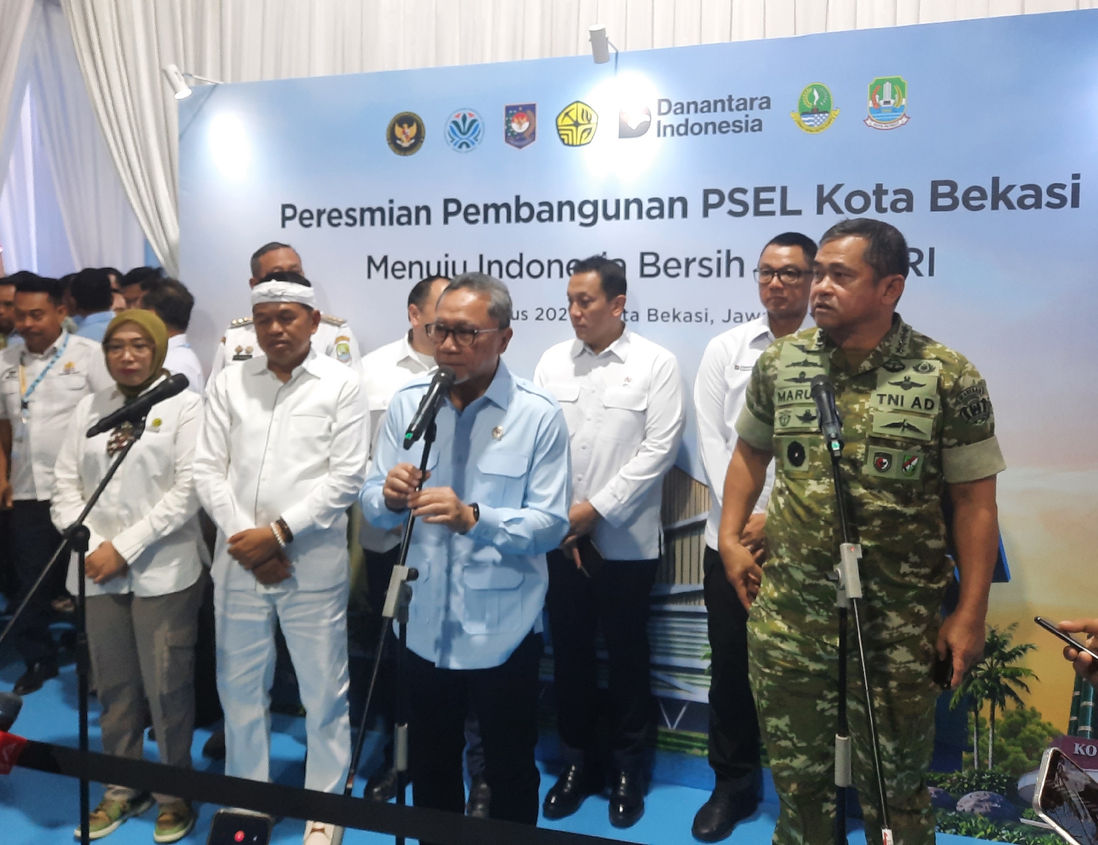 Bekasi - Menko Pangan Zulkifli Hasan menargetkan masalah sampah dan bau di TPS Sumurbatu Kota Bekasi tuntas dalam 2 tahun pasca-groundbreaking PSEL. Foto: Ist/Gobekasi.id.