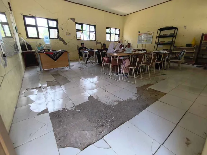 Bekasi - Kondisi ruang kelas yang rusak di SDN Karang Indah 01 Bojongmangu. Foto: Ist