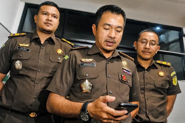 Bekasi - Kepala Seksi Pidsus Kejari Kabupaten Bekasi, Ronald Thomas Mendrofa saat memberikan keterangan kasus. Foto:: Ist