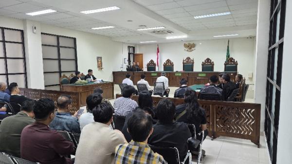 Bekasi - Korban dugaan pengeroyokan, Fendy, ogah berdamai atau menolak upaya Restorative Justice (RJ) dalam perkara yang menyeret mantan anggota DPRD Kabupaten Bekasi, Nyumarno. Penolakan tersebut disampaikan Fendy dalam sidang kedua di Pengadilan Negeri (PN) Cikarang, Rabu (12/8/2026). Foto: Ist