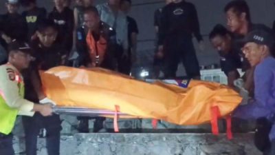 Bekasi - Jasad pria tanpa identitas saat dievakuasi petugas di perlintasan kereta wilayah Duren Jaya, Bekasi Timur, Kota Bekasi, Kamis (20/8/2026) dini hari. Foto: Ist