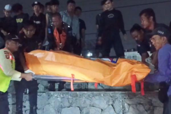 Bekasi - Jasad pria tanpa identitas saat dievakuasi petugas di perlintasan kereta wilayah Duren Jaya, Bekasi Timur, Kota Bekasi, Kamis (20/8/2026) dini hari. Foto: Ist