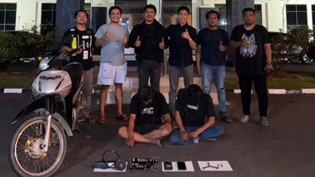 Bekasi - Unit Jatanras Polres Metro Bekasi menangkap pelaku pencurian sepeda motor dan penadah di Cikarang Selatan. Dua pelaku utama di wilayah Kabupaten Karawang. Foto: Ist/Gobekasi.id.