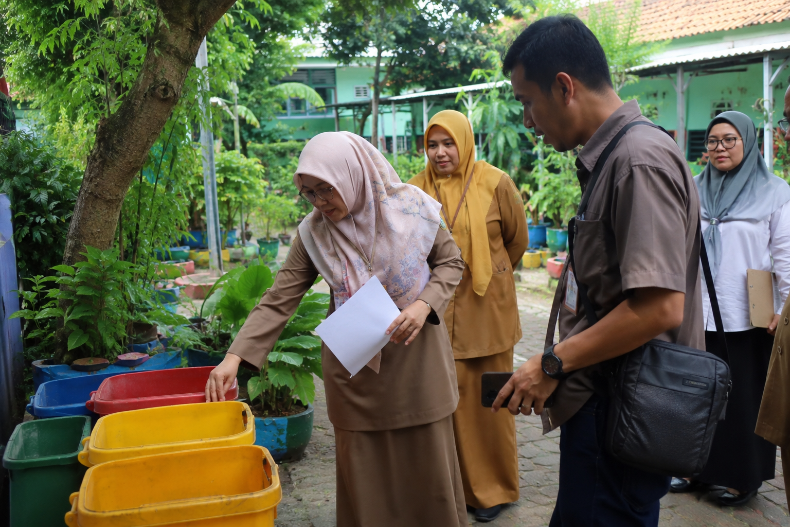Bekasi - Ilustrasi DLH Kota Bekasi memverifikasi sebagai indikator penilaian sekolah calon Adiwiyata 2026. Foto: Gobekasi.id.