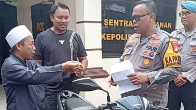 Bekasi - Ustaz Ujang Darmawan bahagian setelah motornya yang hilang sejak lima bulan lalu ditemukan Polsek Serang Baru. Foto: Ist/Gobekasi.id.