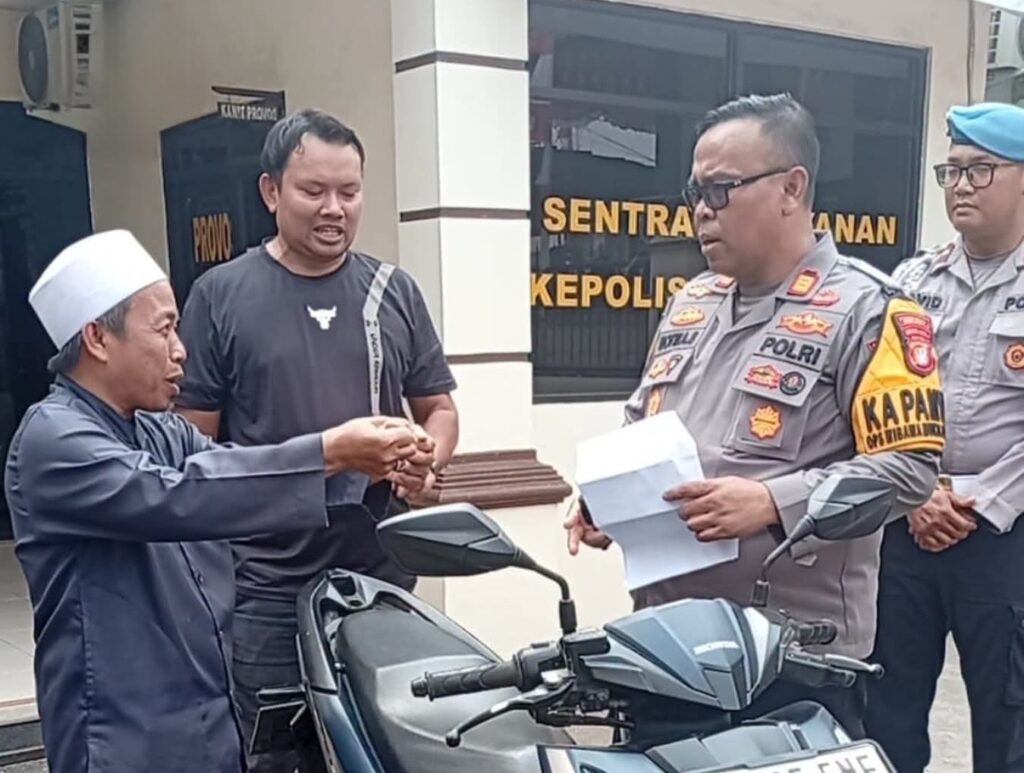 Bekasi - Ustaz Ujang Darmawan bahagian setelah motornya yang hilang sejak lima bulan lalu ditemukan Polsek Serang Baru. Foto: Ist/Gobekasi.id.