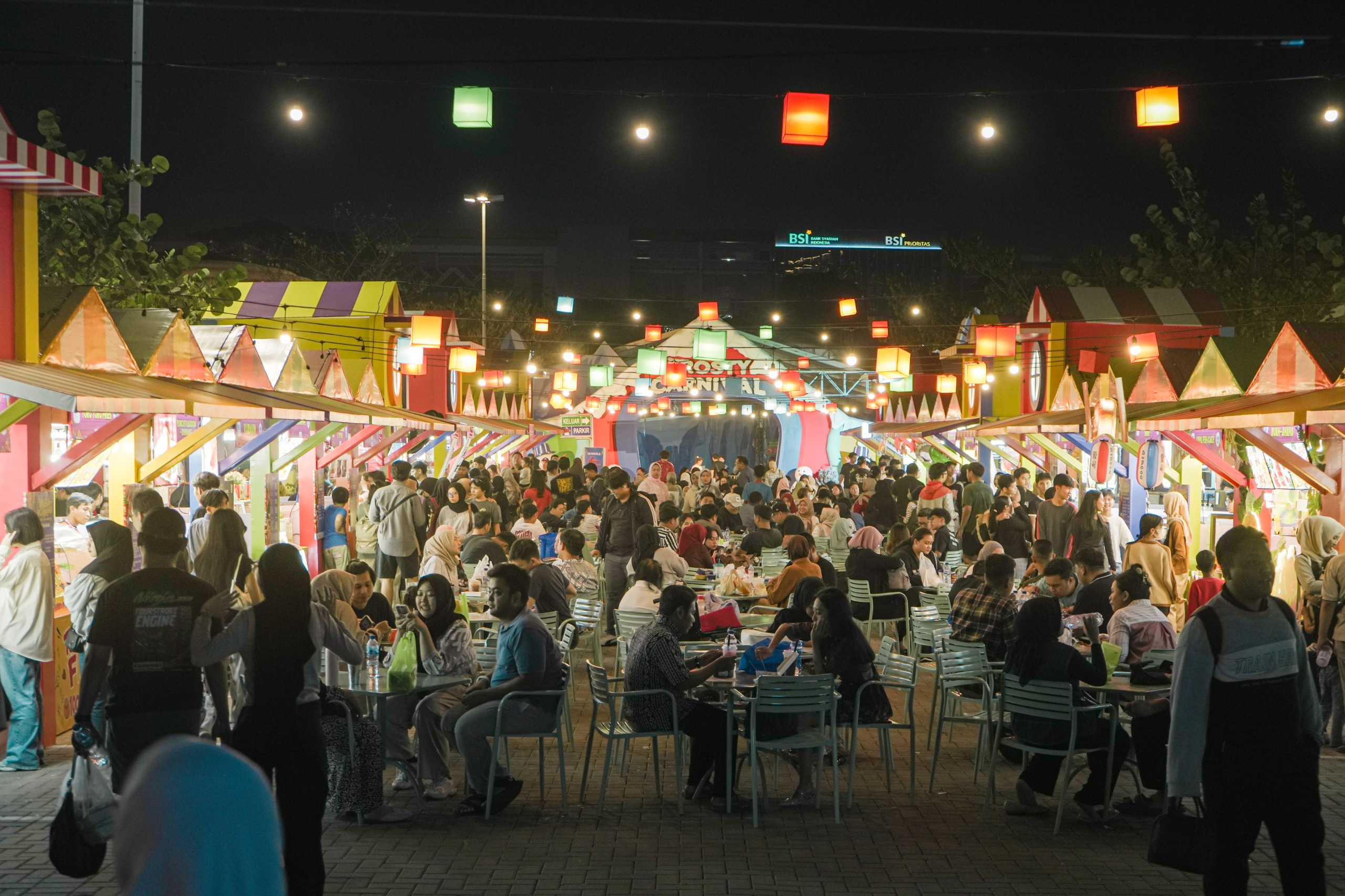 Bekasi - Summarecon Mall Bekasi meremajakan festival Pasar Senggol menjadi Hungry Playground. Acara ini menghadirkan 110 tenant kuliner, wahana salju beratap dome, hingga deretan konser musik gratis. Foto: Ist/Gobekasi.id.